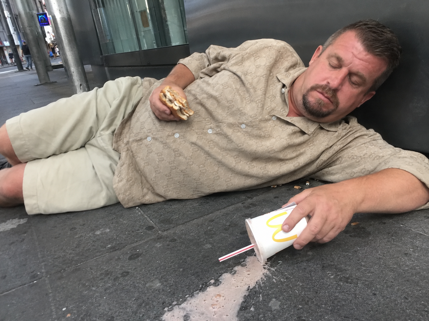 Dromende man met een milkshake